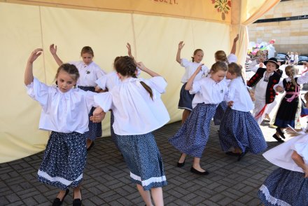 Piąty dzień Tygodnia Kultury Beskidzkiej w Wiśle - występy na małej estradzie na Pl. B. Hoffa - Zespół Mała Wisła